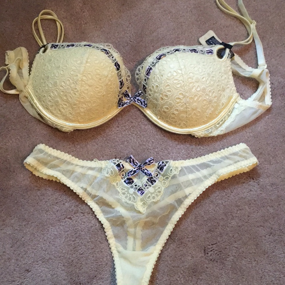 NEVER WORN SET!!!